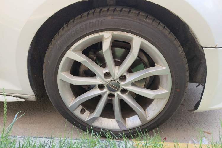 Used Audi A4L 2018 30th Anniversary Edition 40 TFSI Fashion Model Right Front Wheel Hub