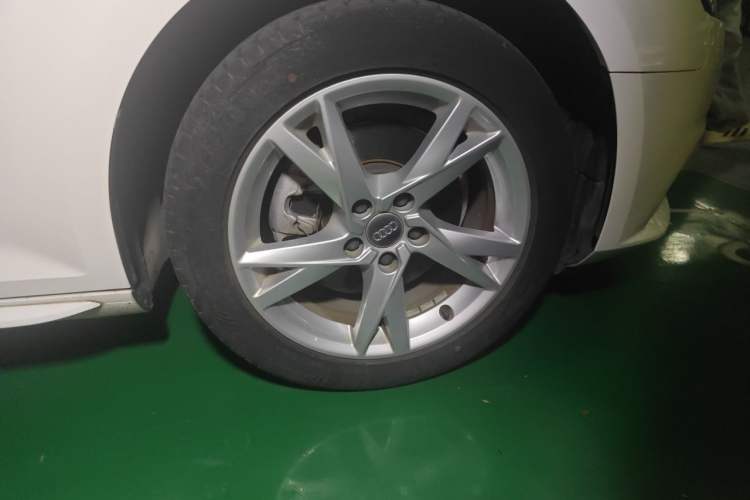 Used Audi A4L 2018 30th Anniversary Edition 40 TFSI Trendy Model Right Front Wheel Hub