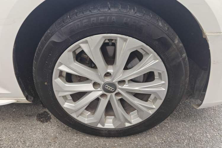 Used Audi A4L 2018 30th Anniversary Edition 40 TFSI Trendy Model Right Front Wheel Hub