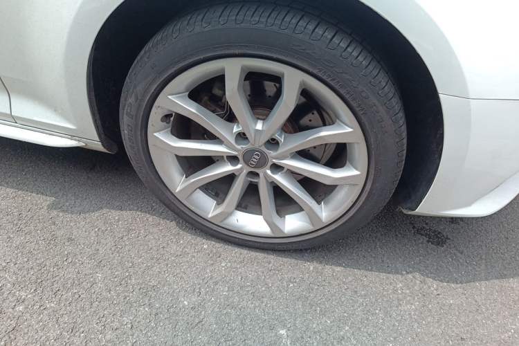 Used Audi A4L 2018 30th Anniversary Edition 40 TFSI Trendy Model Right Front Wheel Hub