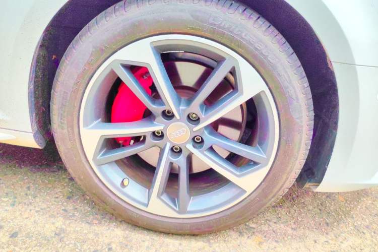 Used Audi A4L 2018 30th Anniversary Edition 45 TFSI quattro Sport model Right Front Wheel Hub