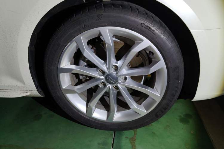 Used Audi A4L 2018 30th Anniversary Edition 40 TFSI Fashion Model Right Front Wheel Hub
