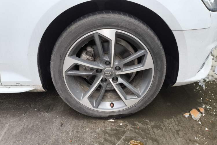 Used Audi A4L  Right Front Wheel Hub