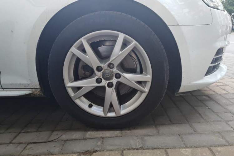 Used Audi A4L 2018 30th Anniversary Edition 40 TFSI Trendy Model Right Front Wheel Hub