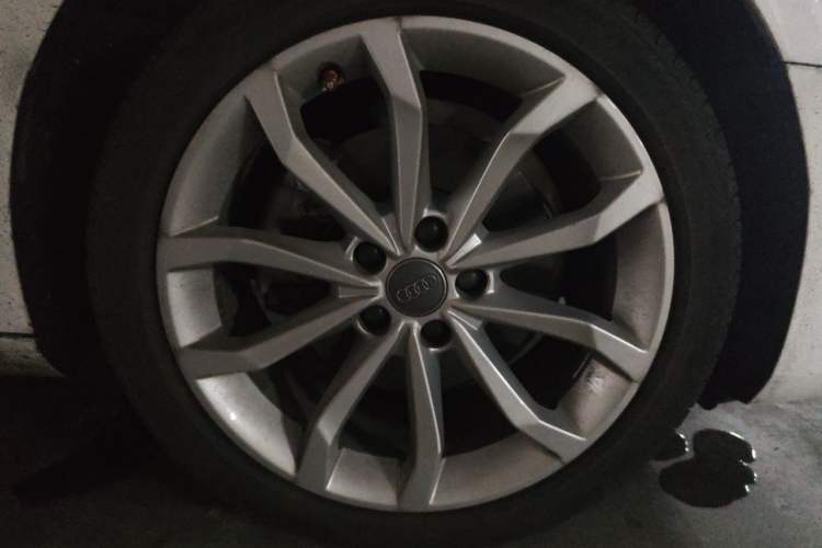 Used Audi A4L 2018 30th Anniversary Edition 40 TFSI Fashion Model Right Front Wheel Hub