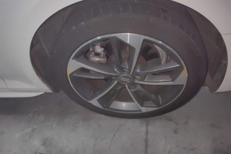 Used Audi A4L 2018 30th Anniversary Edition 40 TFSI Fashion Model Right Front Wheel Hub