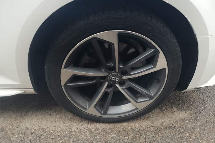 Used Audi A4L 2018 30th Anniversary Edition 40 TFSI Trendy Model Right Front Wheel Hub