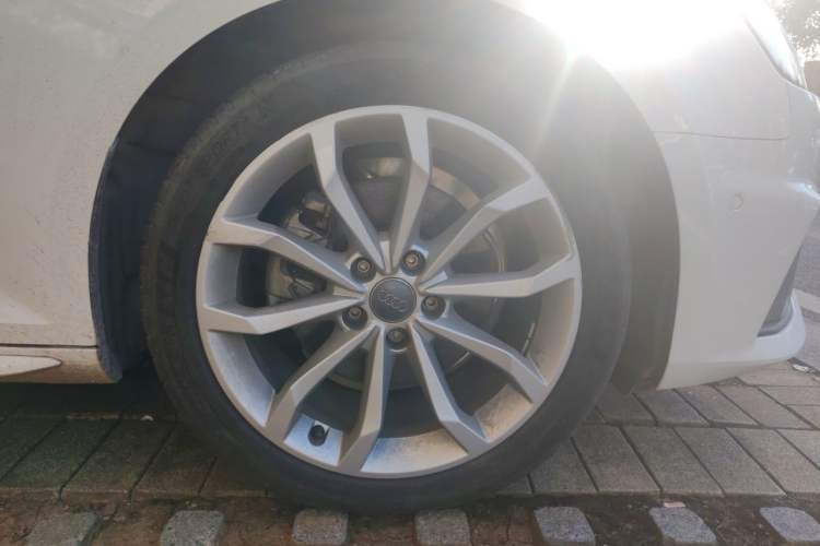 Used Audi A4L 2018 30th Anniversary Edition 40 TFSI Fashion Model Right Front Wheel Hub