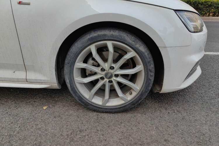 Used Audi A4L 2018 30th Anniversary Edition 40 TFSI Fashion Model Right Front Wheel Hub