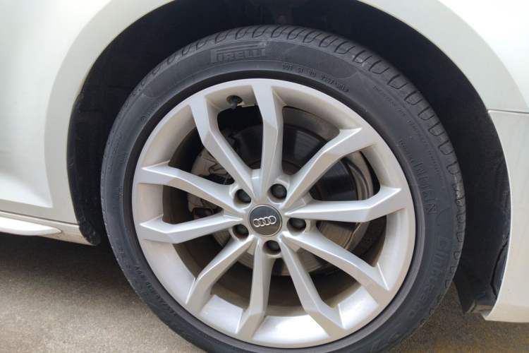 Used Audi A4L 2018 30th Anniversary Edition 40 TFSI Fashion Model Right Front Wheel Hub