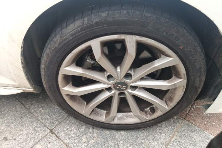 Used Audi A4L 2018 30th Anniversary Edition 40 TFSI Fashion Model Right Front Wheel Hub