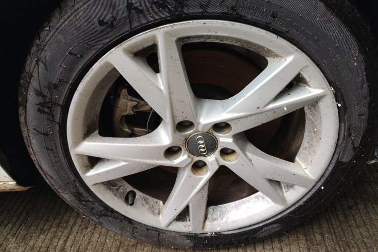 Used Audi A4L 2018 30th Anniversary Edition 40 TFSI Trendy Model Right Front Wheel Hub
