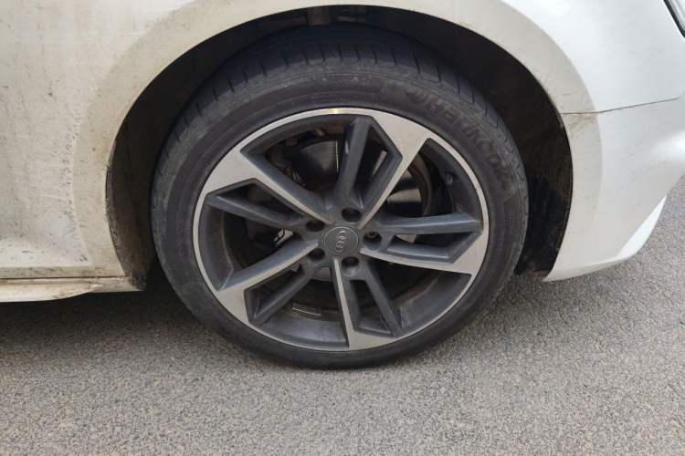 Used Audi A4L 2018 30th Anniversary Edition 40 TFSI Fashion Model Right Front Wheel Hub