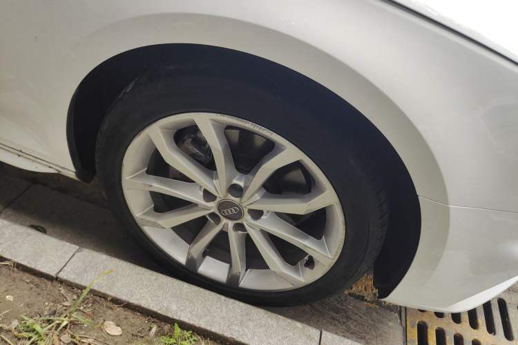 Used Audi A4L 2018 30th Anniversary Edition 40 TFSI Fashion Model Right Front Wheel Hub