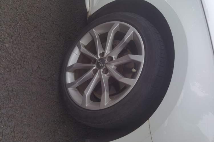 Used Audi A4L 2018 30th Anniversary Edition 40 TFSI Fashion Model Right Front Wheel Hub