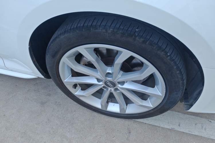 Used Audi A4L 2018 30th Anniversary Edition 40 TFSI Fashion Model Right Front Wheel Hub