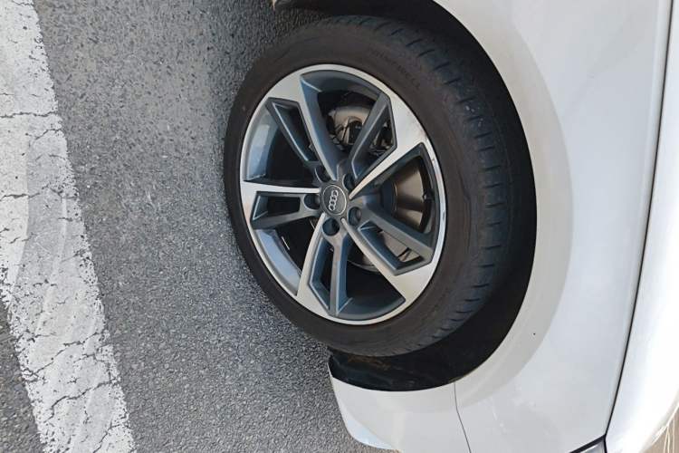 Used Audi A4L 2018 30th Anniversary Edition 40 TFSI Fashion Model Right Front Wheel Hub