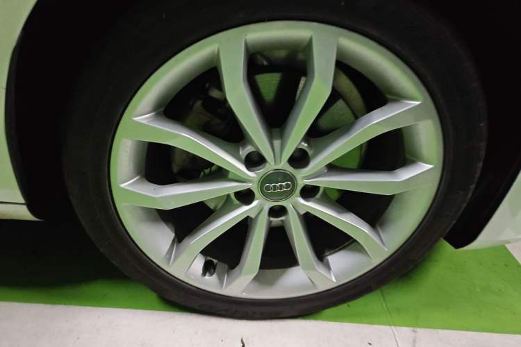 Used Audi A4L 2018 30th Anniversary Edition 40 TFSI Fashion Model Right Front Wheel Hub