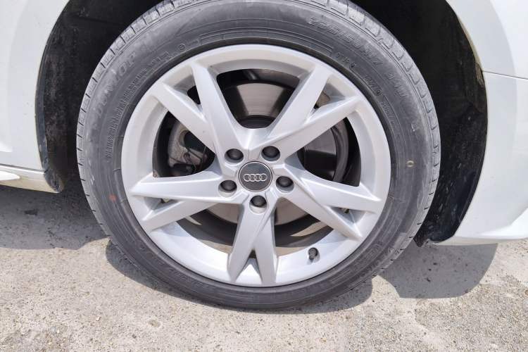 Used Audi A4L 2018 30th Anniversary Edition 40 TFSI Trendy Model Right Front Wheel Hub