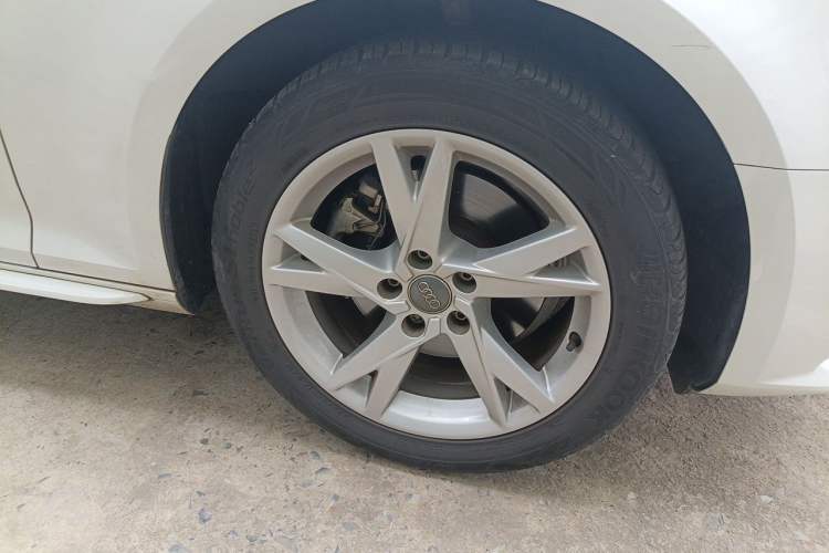Used Audi A4L 2018 30th Anniversary Edition 40 TFSI Trendy Model Right Front Wheel Hub