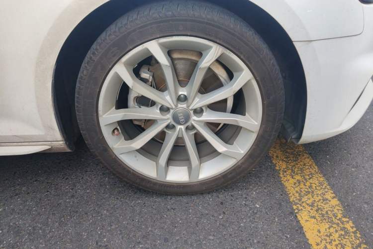Used Audi A4L 2018 30th Anniversary Edition 40 TFSI Fashion Model Right Front Wheel Hub
