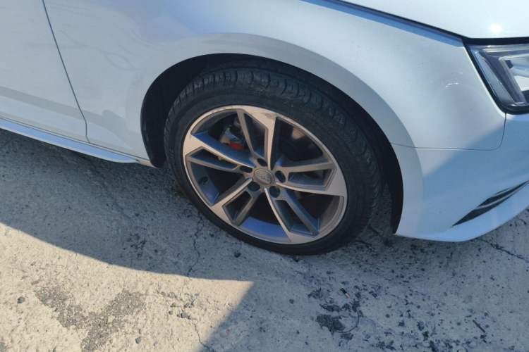 Used Audi A4L 2018 30th Anniversary Edition 40 TFSI Trendy Model Right Front Wheel Hub