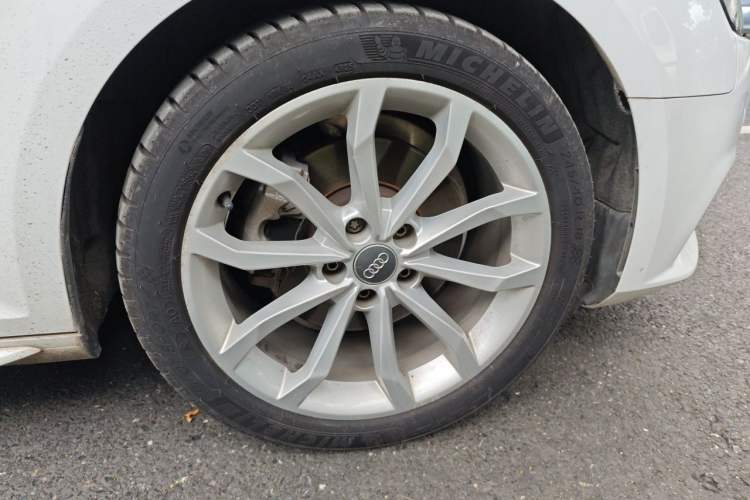 Used Audi A4L 2018 30th Anniversary Edition 40 TFSI Trendy Model Right Front Wheel Hub