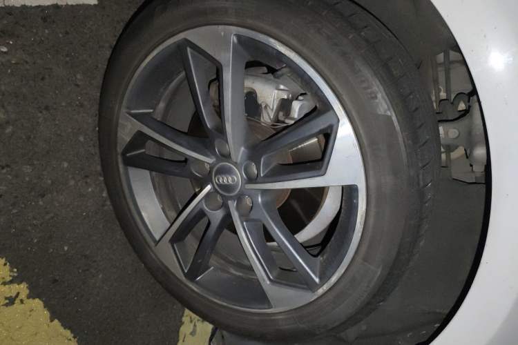 Used Audi A4L 2018 30th Anniversary Edition 40 TFSI Fashion Model Right Front Wheel Hub