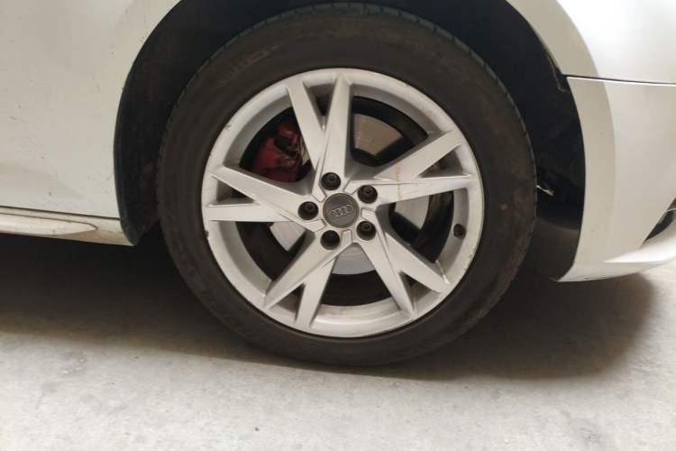 Used Audi A4L 2018 30th Anniversary Edition 40 TFSI Trendy Model Right Front Wheel Hub