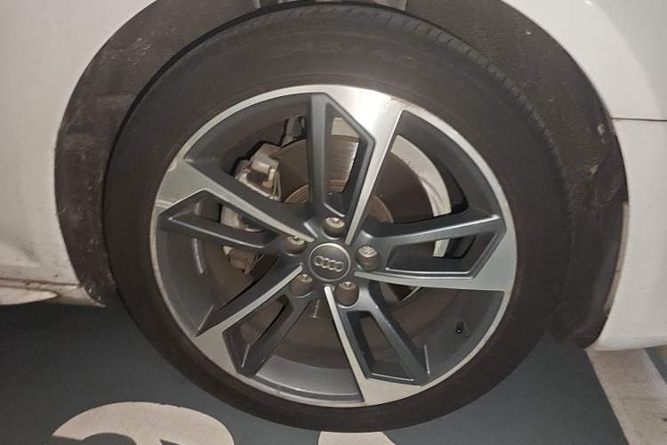 Used Audi A4L 2018 30th Anniversary Edition 40 TFSI Fashion Model Right Front Wheel Hub
