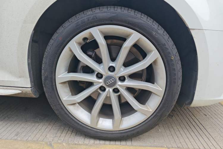Used Audi A4L 2018 30th Anniversary Edition 40 TFSI Fashion Model Right Front Wheel Hub