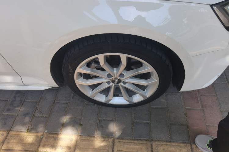 Used Audi A4L 2018 30th Anniversary Edition 40 TFSI Fashion Model Right Front Wheel Hub