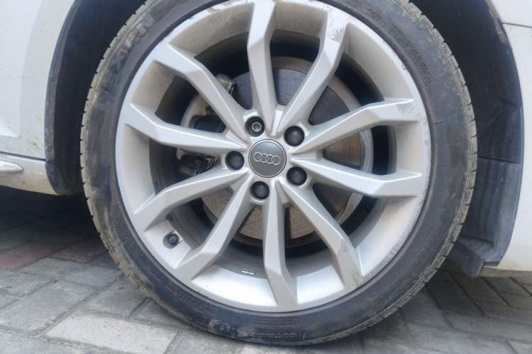 Used Audi A4L 2018 30th Anniversary Edition 40 TFSI Fashion Model Right Front Wheel Hub