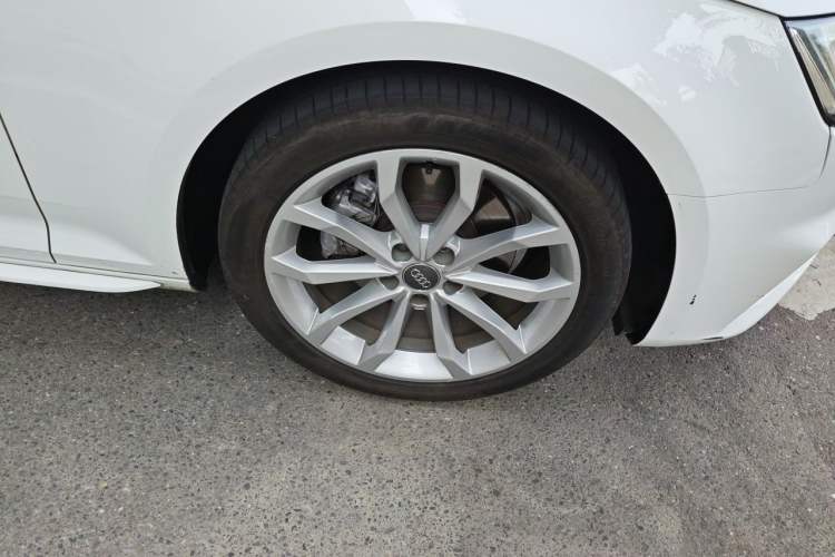 Used Audi A4L 2018 30th Anniversary Edition 40 TFSI Fashion Model Right Front Wheel Hub