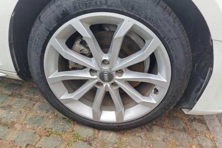 Used Audi A4L 2018 30th Anniversary Edition 40 TFSI Fashion Model Right Front Wheel Hub