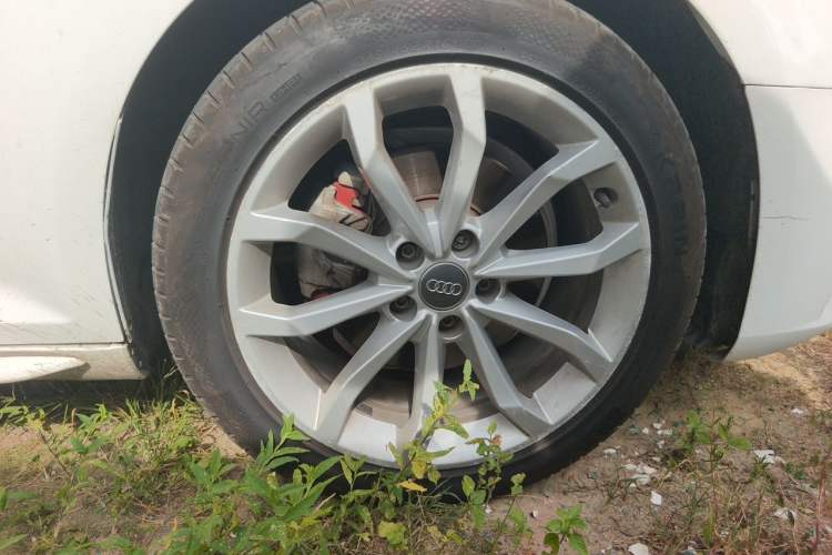Used Audi A4L 2018 30th Anniversary Edition 40 TFSI Fashion Model Right Front Wheel Hub