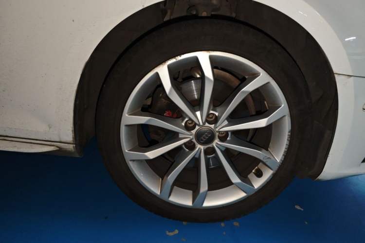 Used Audi A4L 2018 30th Anniversary Edition 40 TFSI Fashion Model Right Front Wheel Hub