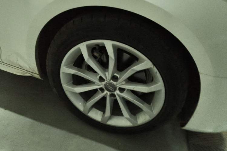 Used Audi A4L 2018 30th Anniversary Edition 40 TFSI Fashion Model Right Front Wheel Hub
