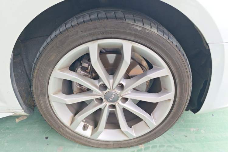 Used Audi A4L 2018 30th Anniversary Edition 40 TFSI Fashion Model Right Front Wheel Hub