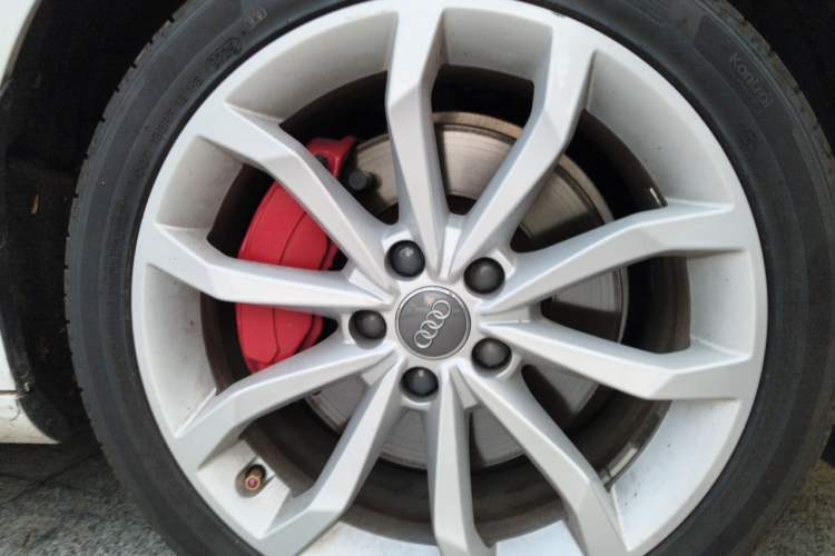 Used Audi A4L 2018 30th Anniversary Edition 45 TFSI quattro Individual Sport Edition Right Front Wheel Hub
