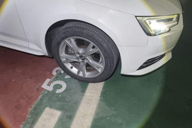 Used Audi A4L 2018 30th Anniversary Edition 40 TFSI Trendy Model Right Front Wheel Hub