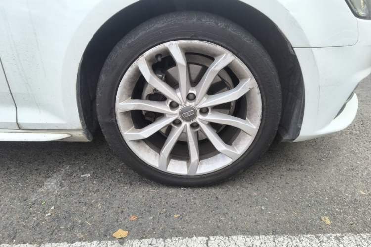 Used Audi A4L 2018 30th Anniversary Edition 40 TFSI Trendy Model Right Front Wheel Hub