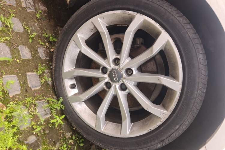 Used Audi A4L 2018 30th Anniversary Edition 40 TFSI Trendy Model Right Front Wheel Hub