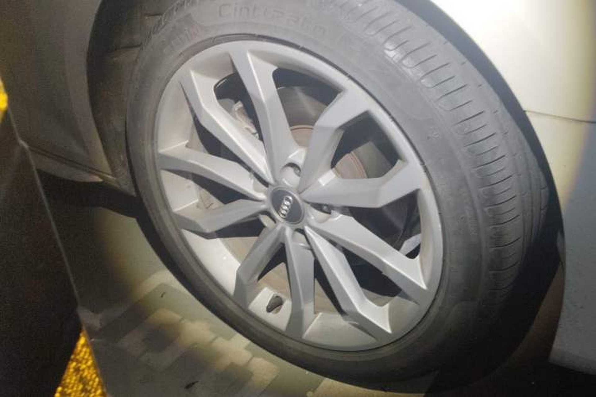 Used Audi A4L 2018 30th Anniversary Edition 40 TFSI Fashion Model Right Front Wheel Hub