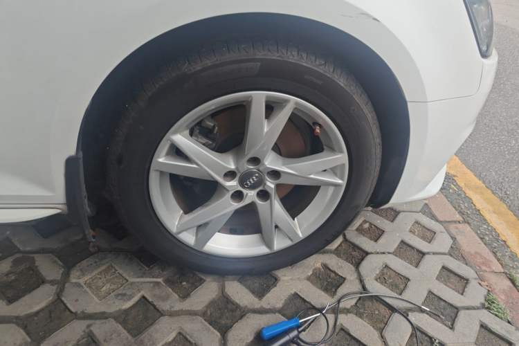 Used Audi A4L 2018 30th Anniversary Edition 40 TFSI Trendy Model Right Front Wheel Hub