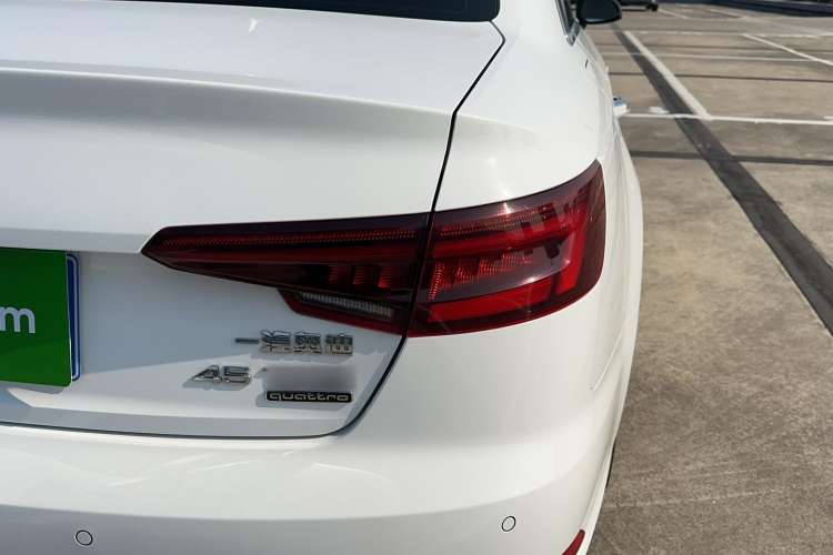Used Audi A4L 2018 30th Anniversary Edition 45 TFSI quattro Individual Sport Edition Right Rear Taillight