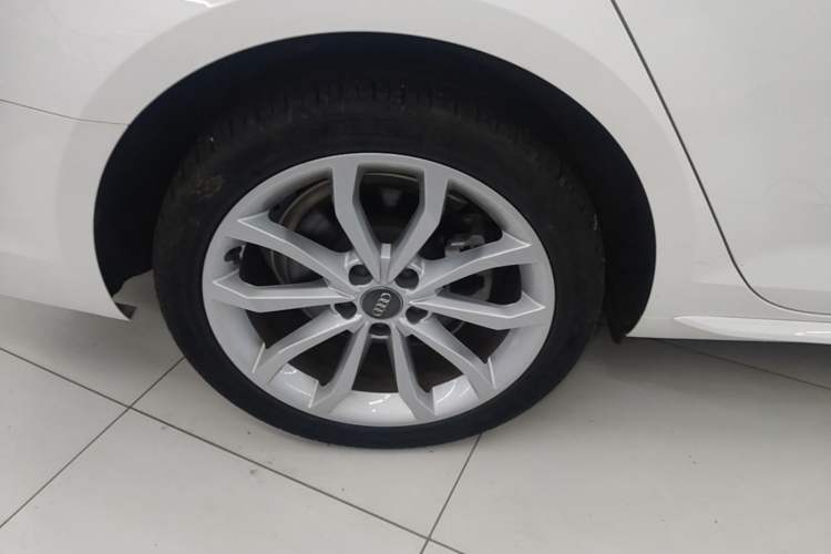 Used Audi A4L 2018 30th Anniversary Edition 40 TFSI Fashion Model Right Rear Wheel Hub