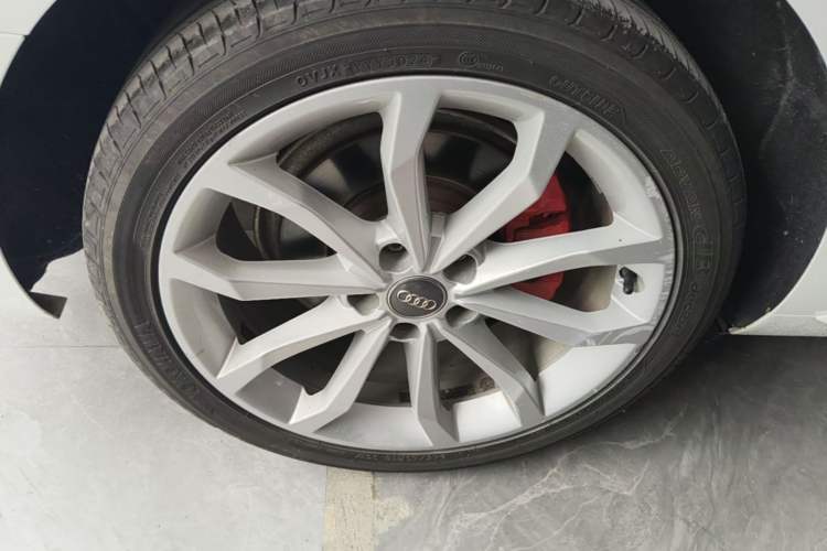Used Audi A4L 2018 30th Anniversary Edition 40 TFSI Fashion Model Right Rear Wheel Hub