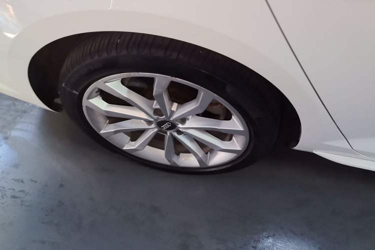Used Audi A4L 2018 30th Anniversary Edition 40 TFSI Fashion Model Right Rear Wheel Hub