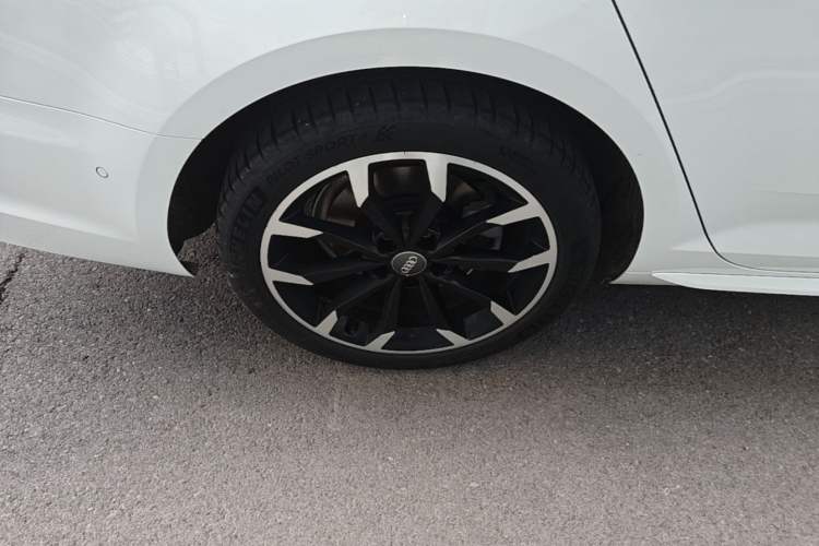 Used Audi A4L 2018 30th Anniversary Edition 40 TFSI Fashion Model Right Rear Wheel Hub